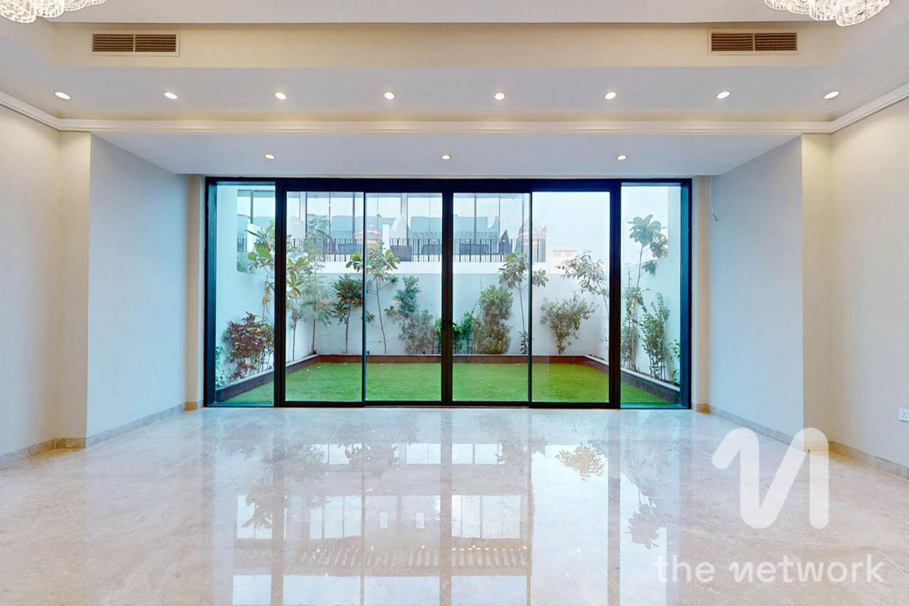 Custom Built| 4 Beds + Maids| Vacant
