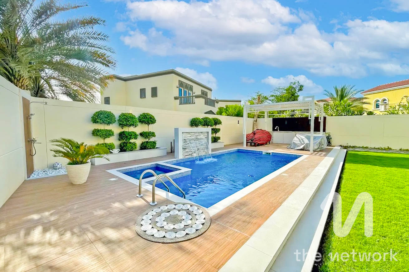Upgraded 3BR+ Maids Villa |Private Pool Dist7