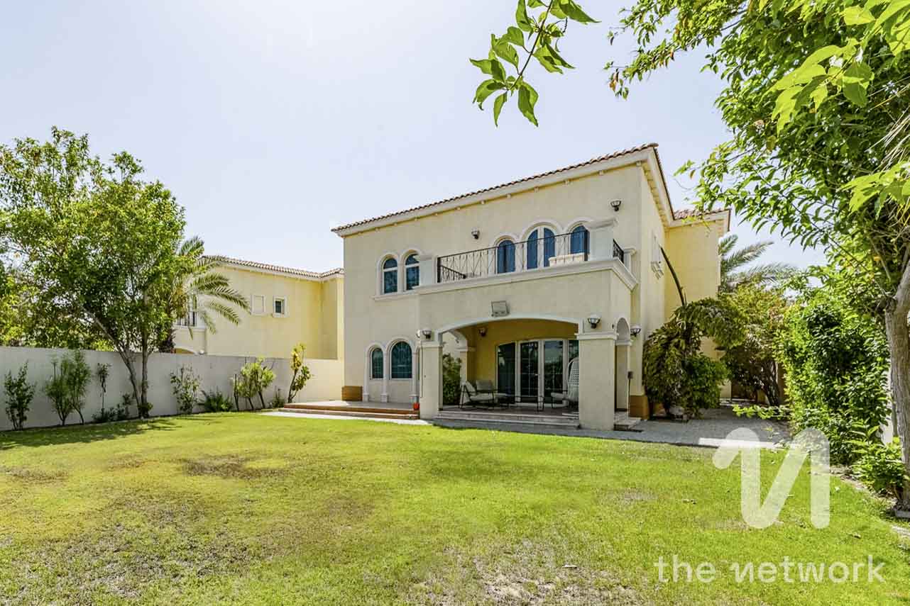 Single Row | Upgraded | Large Plot | Near Park |D6