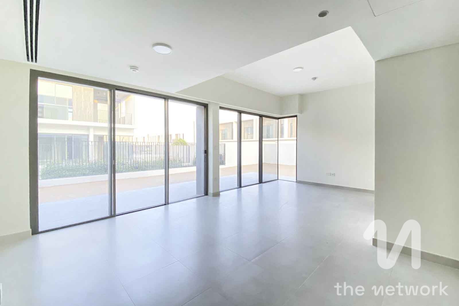 Vacant and Ready | Single Row | Corner unit